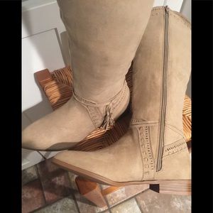 COWBOY BOOTS W/ FRIDGE DETAIL